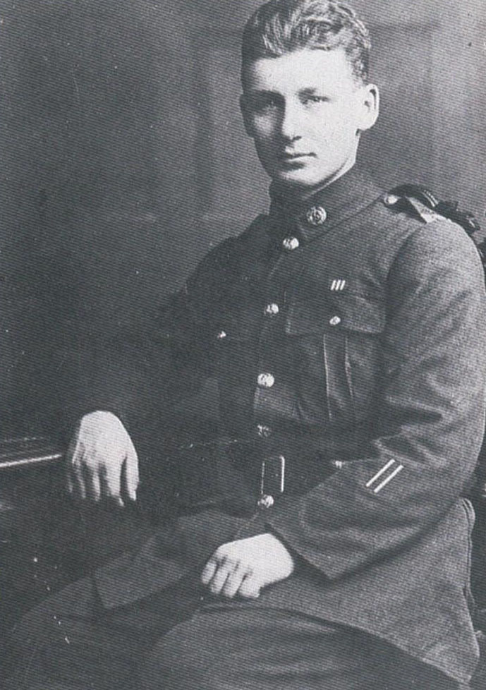 1919年身穿军服的青年艾黎
